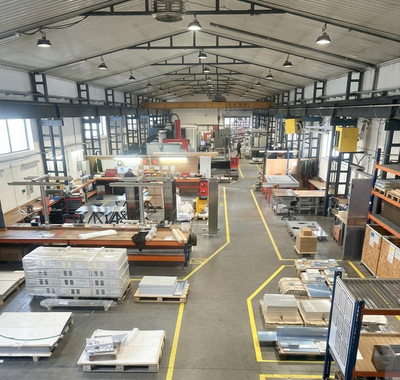 Bild unseres Bearbeitungszentrums am Standort in der Slowakei